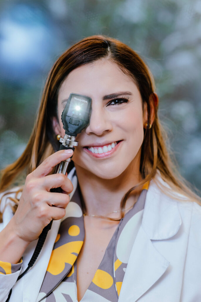 Dra. Vanessa Vidal, cirujana oftalmóloga en Bogotá, especialista en cirugía de cataratas y cirugía refractiva.
